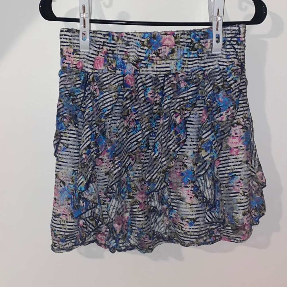 (M) Rue21 Black&White w Blue&Pink Ruffled Floral Mini Skirt